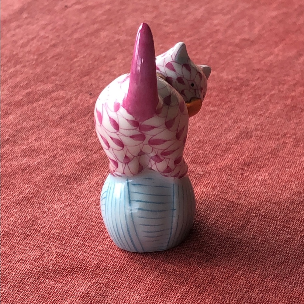 Herend  2000 kitten on yarn pink fish scale - Picture 2 of 7